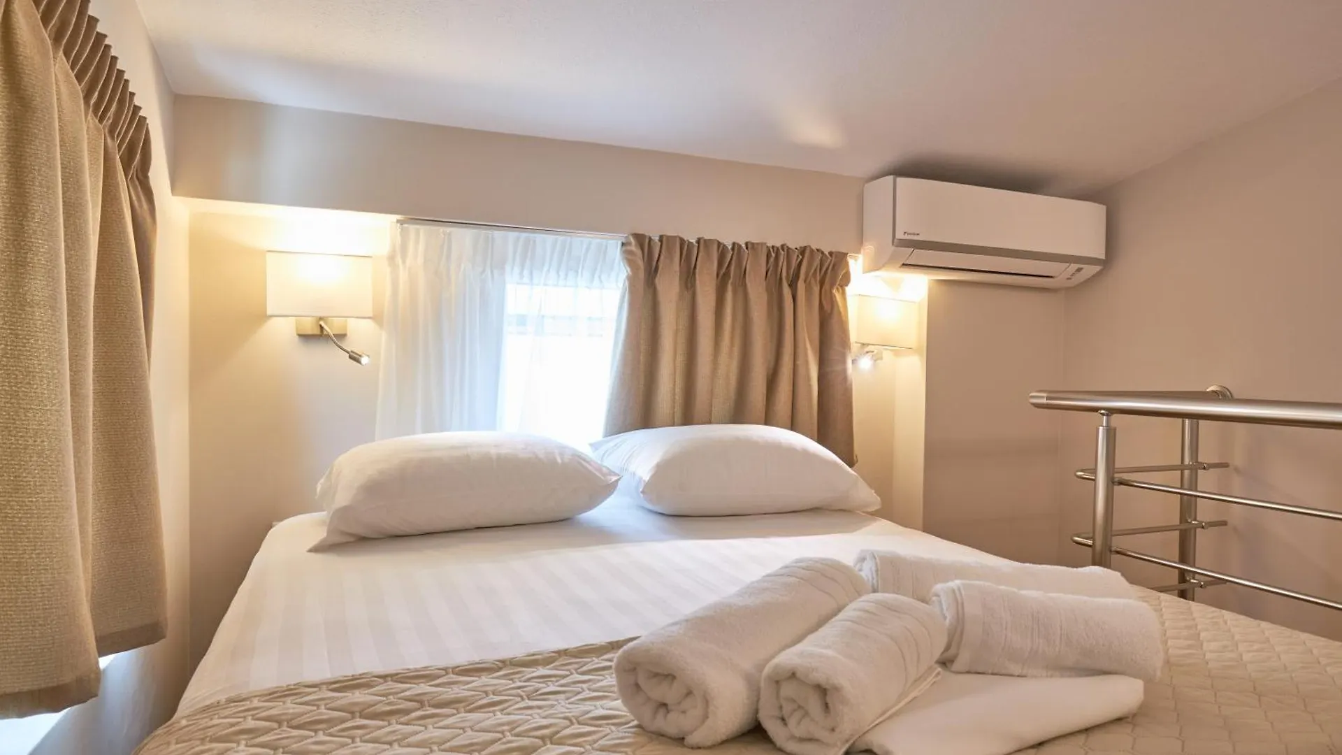 Nikiti Comfort 3*, 니키티 그리스